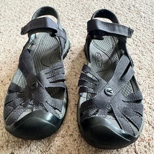 Keen | Womens size 10 Black Grey velcro Sandal